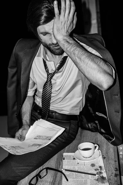 Businessman holding documents — Stock Photo, Image