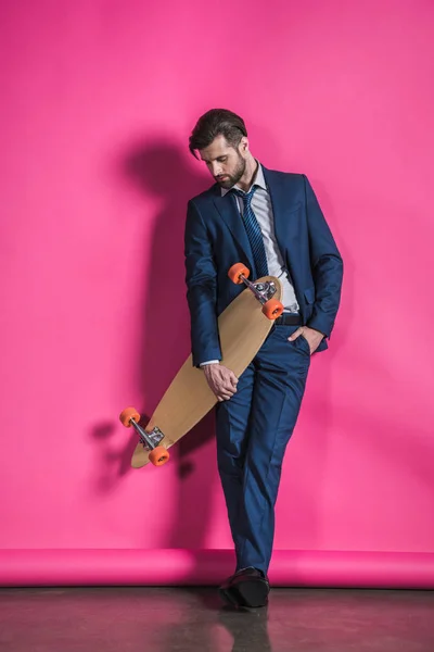 Mannen i kostym med skateboard — Stockfoto