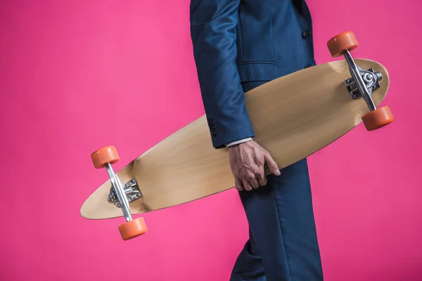 Mann im Anzug mit Skateboard — Stockfoto