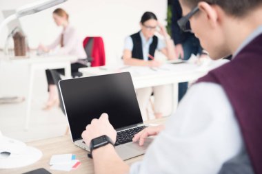 Genç işadamı dizüstü bilgisayar kullanıyor