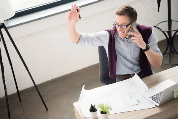 Affärsman med hjälp av smartphone — Stockfoto