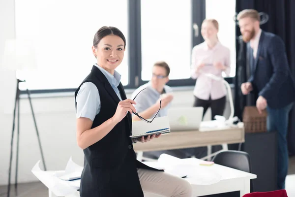 Smiling young businesswoman — Stock Photo, Image