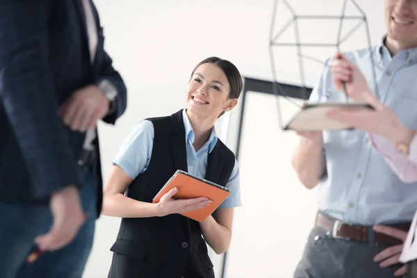 Giovani imprenditori che lavorano insieme — Foto stock gratuita