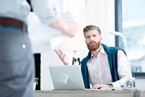 Businessmen discussing new project — Stock Photo, Image