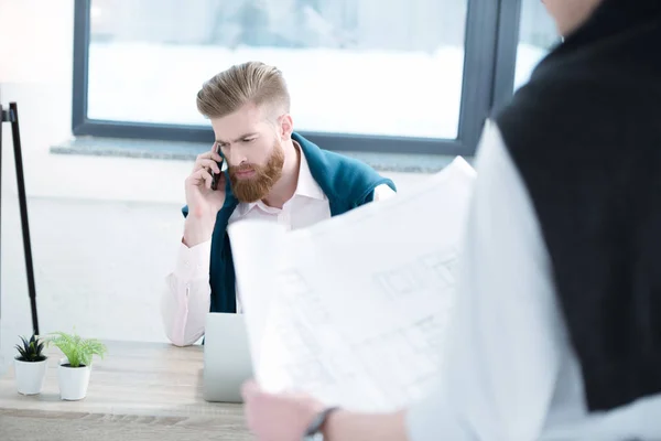 Businessman talking on smartphone — Free Stock Photo