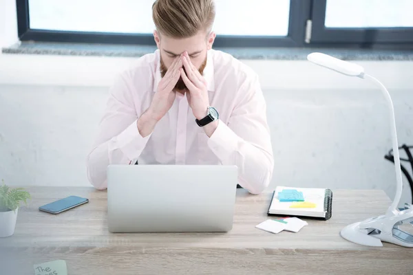 Zakenman werken aan tafel — Stockfoto