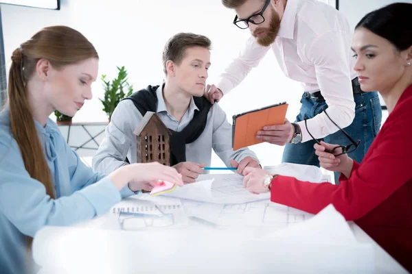 Young businesspeople working together — Stock Photo, Image