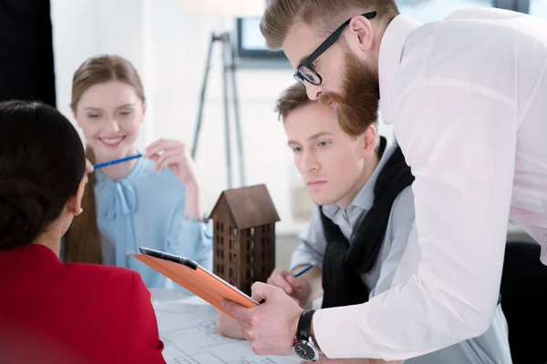 Young businesspeople working together — Stock Photo, Image