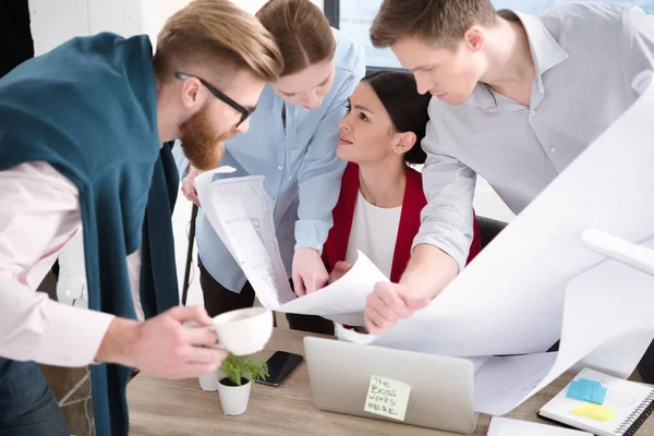 Jóvenes empresarios trabajando juntos — Foto de Stock