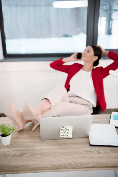 Mujer de negocios hablando en smartphone — Foto de Stock