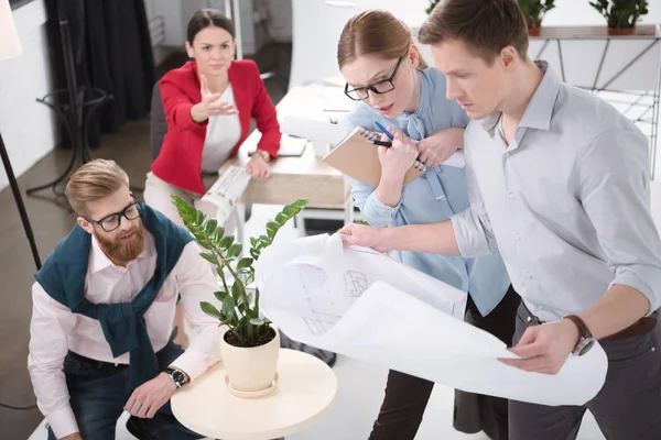 Jóvenes empresarios trabajando juntos — Foto de Stock