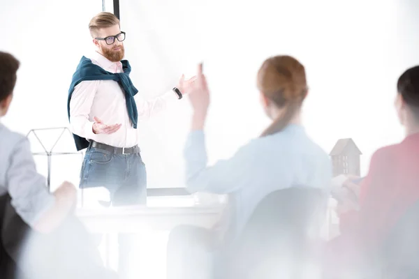 Junge Unternehmer arbeiten zusammen — kostenloses Stockfoto