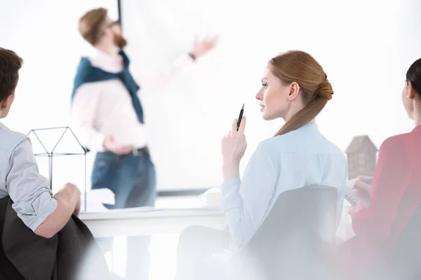 Giovani imprenditori che lavorano insieme — Foto Stock