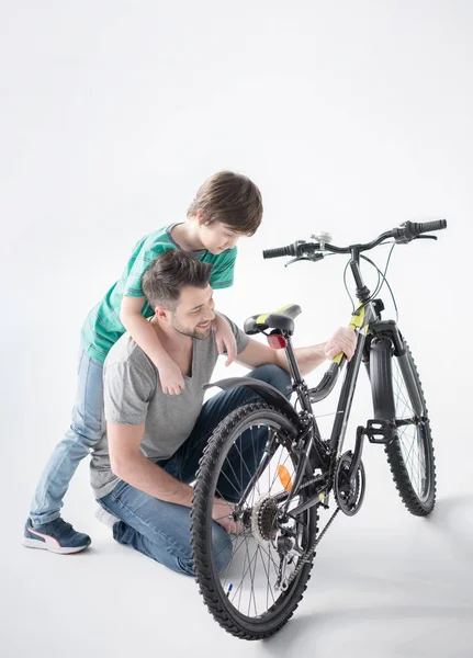Πατέρας και γιος με ποδήλατο — Φωτογραφία Αρχείου