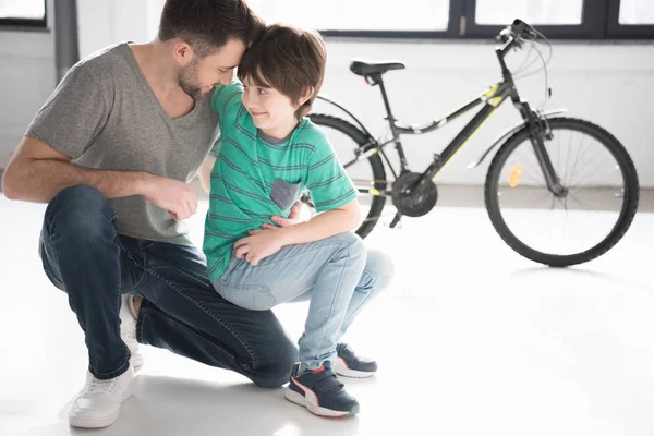 Pai e filho com bicicleta — Fotografia de Stock Grátis