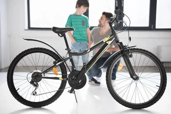 Отец и сын с велосипедом — стоковое фото