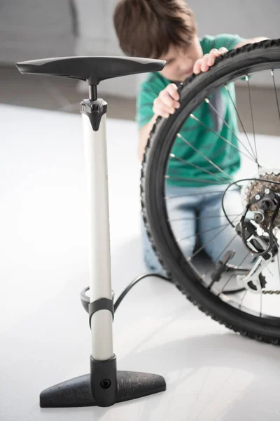 Boy inflating bicycle tire — Stock Photo, Image