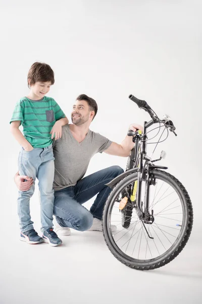 Padre e figlio con bicicletta — Foto Stock