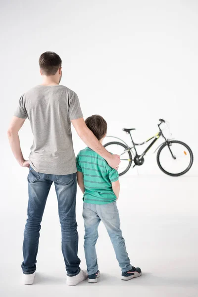 아버지와 아들 자전거와 함께 — 스톡 사진