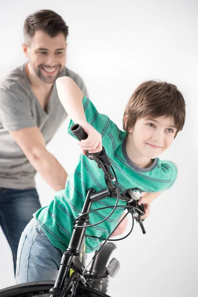 Pai e filho com bicicleta — Fotografia de Stock