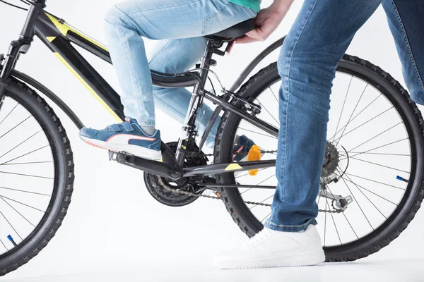 Padre ayudando a su hijo a montar en bicicleta — Foto de Stock