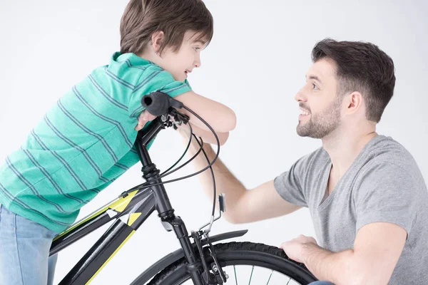 Padre e hijo pasando tiempo juntos — Foto de Stock