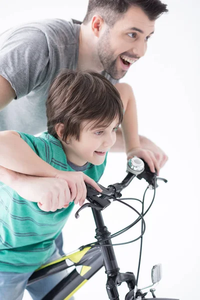 Baba oğul Bisiklete binmek için yardım — Stok fotoğraf