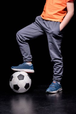 çocuğun futbol topu ile