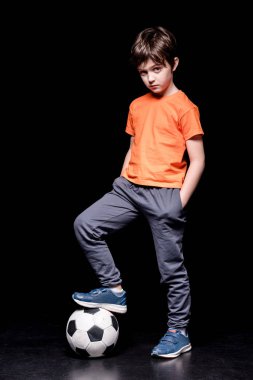 çocuğun futbol topu ile