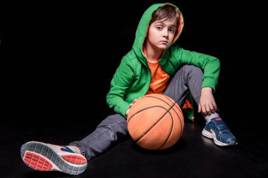 basketbol topu ile çocuk