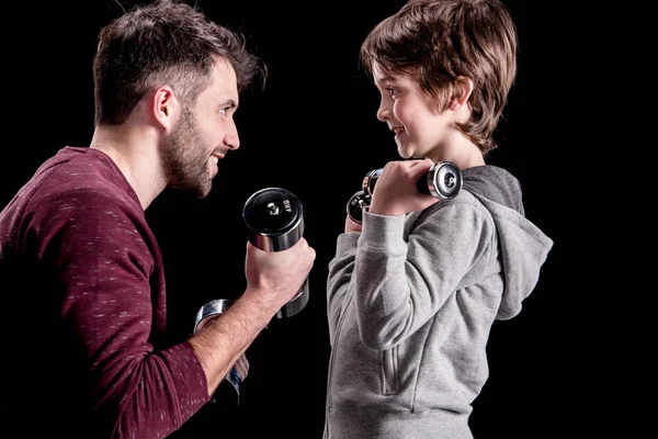 Vader en zoon uit te oefenen — Stockfoto