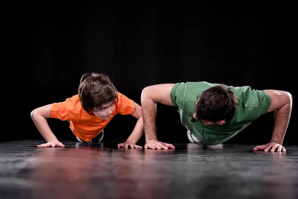 Hombre y niño entrenando juntos —  Fotos de Stock