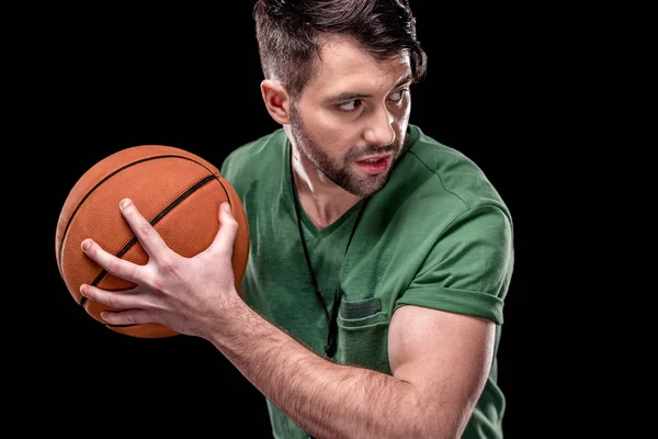 Hombre con pelota de baloncesto — Foto de stock gratuita