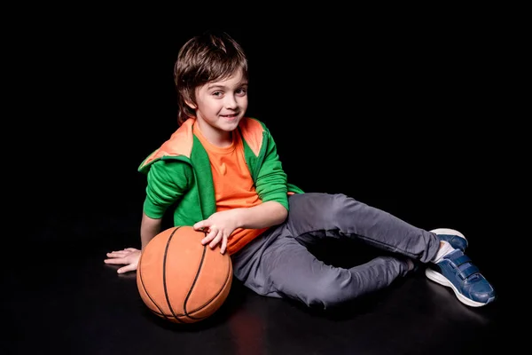 Jongen met basketbal bal — Stockfoto