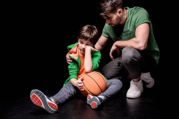 Homem e menino com bola de basquete — Fotografia de Stock