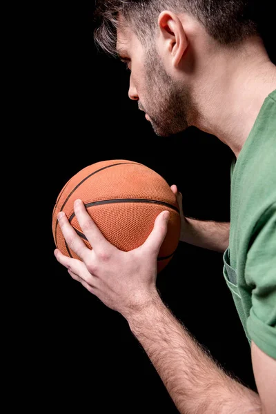 Чоловік з баскетбольним м'ячем — стокове фото