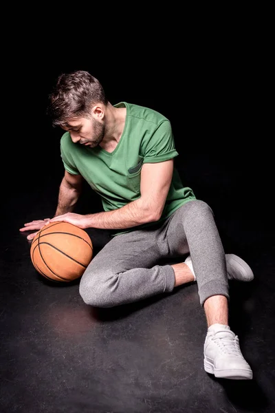 Homem com bola de basquete — Fotografia de Stock