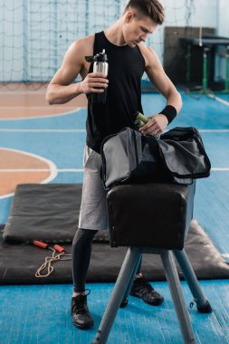 Spor salonunda genç sporcu