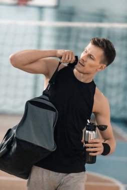 Spor salonunda genç sporcu 