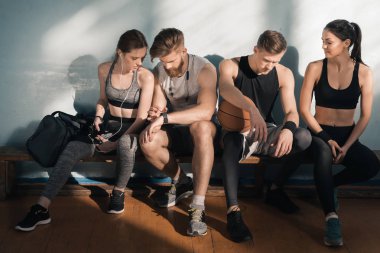 Sportif erkekler ve kadınlar