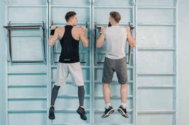 Sportif erkek spor salonunda egzersiz