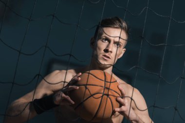 basketbol topu ile sportif adam