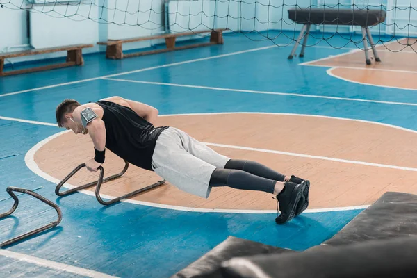 Joven deportista haciendo ejercicio — Foto de Stock