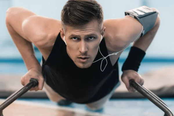 Young sportsman exercising — Stock Photo, Image