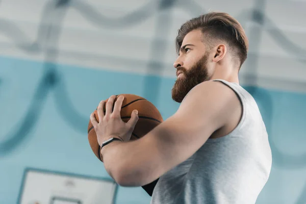 Basketbalista s míčem — Stock fotografie