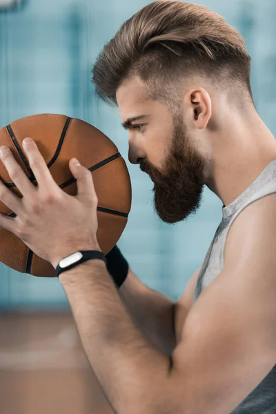 Joueur de basket avec balle — Photo