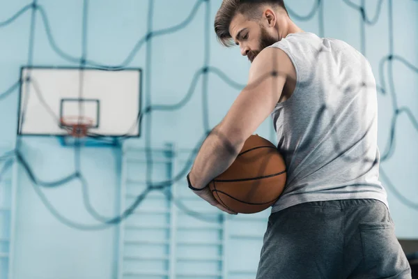 Basketball spiller med bold - Stock-foto