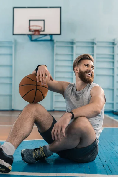 Basketballspieler mit Ball — Stockfoto