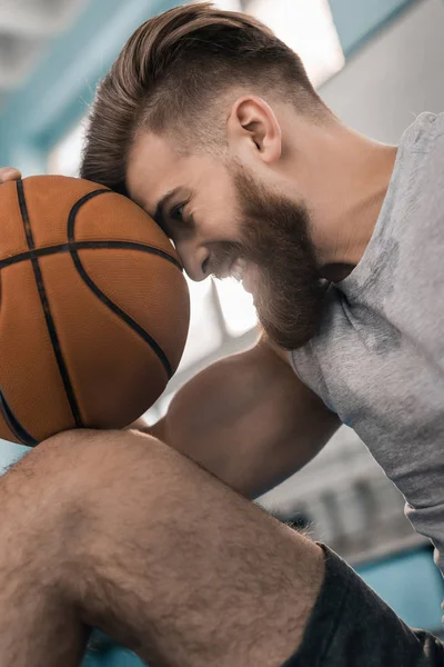 Basketbalspeler met bal — Gratis stockfoto