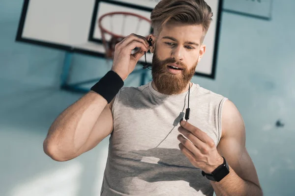 Desportivo homem ouvindo música — Fotografia de Stock